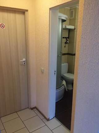 Хостелы Airovita kambariai nakvynei Кретинга Трехместный номер с ванной комнатой-6