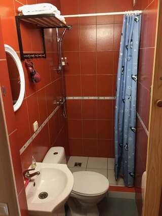 Хостелы Airovita kambariai nakvynei Кретинга Двухместный номер с 2 отдельными кроватями и собственной ванной комнатой-4